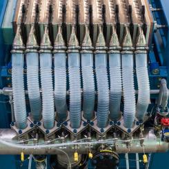 Företaget Verdagy har utvecklat en modulär elektrolysör för vätgas produktion med en kapacitet på 20 megawatt – kallad eDynamic – som kan byggas ut till anläggningar på 200 megawatt eller mer. Systemet har hög verkningsgrad (ungefär 41–51 kilowattimmar per kilogram producerad vätgas) och klarar av att operera brett dynamiskt med snabb omställning – från full kapacitet till fem procent på under två minuter. Foto: Verdagy