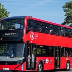 Bussen som lanserades nyligen är en demonstrationsmodell som kommer att bli tillgänglig för operatörer efter slutförd homologering och certifiering senare i år, enligt Alexander Dennis. Källa: Alexander Dennis