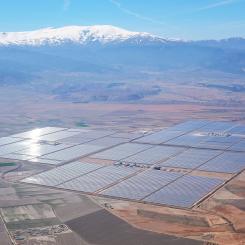 Andasols solkraftverk på 150 MW är ett kommersiellt solvärmekraftverk av typen paraboliska tråg, beläget i Spanien. Anläggningen använder tankar med smält salt för att lagra solenergi, vilket gör att el kan fortsätta produceras även när solen inte skiner. Foto: Wikipedia Commons Lic. Kredit: Kallerna
