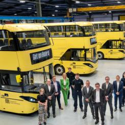 Det kommer att bli 50 nya elektriska dubbeldäckade fordon som
kommer att köras i städerna Wigan, Bolton och delar av Salford och Bury när
bussar kommer under lokal kontroll för första gången på nästan 40 år från
september. Foto: Busstillverkaren Alexander Dennis