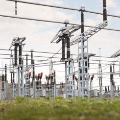 Satsningen i Ovesholm är en del av E.ONs rekordstora investeringsprogram i det svenska elnätet. Den ny stationen ersätter en gammal i Vä. Den får ett 50 kV-ställverk, två nya transformatorer och ett modernt 10 kV-ställverk, och kopplas till 50 kV-ledningen mellan Önnestad och Hörby. Foto: Erika Weiland, Apelöga