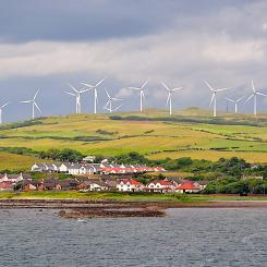 Vindkraftparken i Ardrossan i North Ayrshire, Skottland. Foto: Wikipedia Commons: Kredit: Vincent van Zeijst