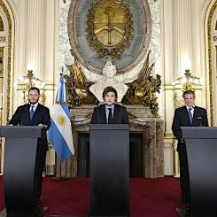 President Milei i mitten, IAEA:s generaldirektör till höger och Demian Reidel till vänster. Foto: Argentinas presidentkansli