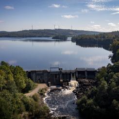Ätraforsdammen i Ätran. En tidigare älvsträcka har förvandlats till ett lugnflytande, sjölikt system. Samtidigt hindras fiskens vandring i vattendraget. Foto: Duncan Philpott
