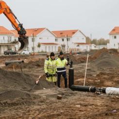 Arbete vid nya bostadsområdet Prästgårdsgärde i Falköping som blivit inkopplat på fjärrvärmen och beräknas vara klart för inflyttning under 2023. Foto: Finemanget.