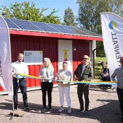 Emil Backlund, projektledare Network Solutions, Ingela Hålling, affärschef Network Solutions, Annika Viklund, Vd Vattenfall Eldistribution, Roland Brodin (M), förste vice ordförande i kommunstyrelsen i Norrtälje kommun samt Niklas Sjöberg, projektledare Vattenfall Eldistribution, inviger mikronät Arholma. Foto: Vattenfall