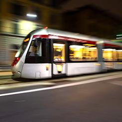 Spårvagnarna kommer att ha en maxhastighet på 70 km/h, en längd på 33,5 meter, 54 sittplatser och en total kapacitet för 278 passagerare. Foto: Hitachi Rail