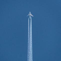 Flygplan i luften.  Foto: Ben Klewais / Unsplash