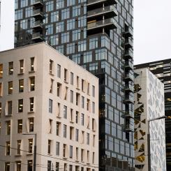 EG:s analys av över 1500 byggnader visar att införandet av Danfoss Leanheat minskat värmeförbrukningen med nästan 10 % på 2,5 år – utan att komforten påverkats, med stabila inomhustemperaturer på 21,7–22 °C.