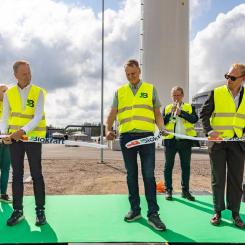 Bandklippning och invigning av St1 Biokraft Mönsterås. Bandet klipptes av Allan Widman, Landshövding Kalmar Län, Lasse Andersson, ordförande Mönsterås Biogas AB och Miika Johansson, VD St1 Biokraft Liza Simonsson St1 Biokraft