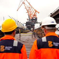 För att finansiera omställningen pekar den brittiska regeringen på den statliga investeringsfonden National Wealth Fund, där motsvarande cirka 5,8 miljarder pund har avsatts för satsningar på bland annat vätgas, stål och koldioxidinfångning.