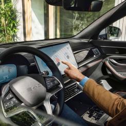 Seal modellens instrumentbräda. Om vägtesterna fortsätter enligt plan med BYD:s SEAL-modell, kommer den att bli den första elbilen med fastfasbatteri som når marknaden i serieproduktion. Foto: BYD.