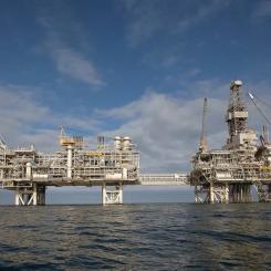 Oljeplattformar i Kaspiska havet. Avyttringarna av tillgångarna i Azerbajdzjan och Nigeria är en del av Equinors strategi att optimera olje- och gasportföljen. Foto: Equinor
