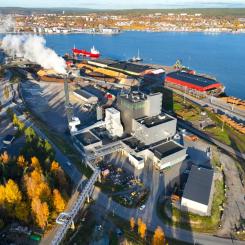 Drönarbild över Övik Energis kraftvärmeverk på Hörneborg hösten 2024. Foto: Övik Energi.