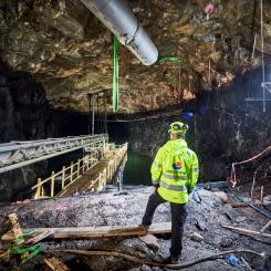 Ett gammalt oljelager från kalla kriget görs om till ett gigantiskt energilager för fjärrvärme. Internationell media, däribland BBC och nyhetsbyrån AFP, har bevakat hållbarhetssatsningen – som tas i drift under 2024. Foto: Mälarenergi