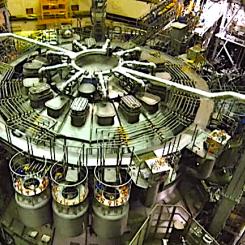 Kinesisk thorium reaktor. Prototypen nådde full driftseffekt i juni 2024, och nu – mer än ett år senare – har forskarna laddat om bränslet medan reaktorn fortfarande var i drift, något som aldrig tidigare gjorts i världen. Framgången tillkännagavs nyligen av Xu Hongjie, chef för det vetenskapliga teamet bakom toriumreaktorprojektet, under ett slutet möte vid Kinas vetenskapsakademi (CAS). – Vi befinner oss nu i framkanten av den globala kärntekniska innovationen, sade han.
Bild: Chinese Academy of Sciences (CAS)