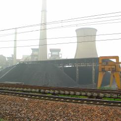 Bilden visar ett kinesiskt kolkraftverk, fotograferat av Wikipedia Common-användaren "Tobixen" och optimerat av användaren "Rodrigo". Dessutom är bilden kategoriserad under "Coal power plants".