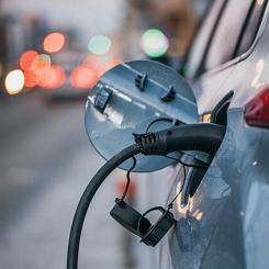 Sen långsamma elektrifiering inom transportsektorn förväntas öka användningen av fossilt bränsle. Foto: Ivan Radic/Wikimedia Commons