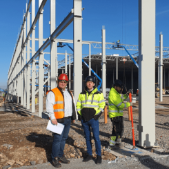 Advens Antonio Stanciu och Logicenters Johan Bäcklund ser fram emot tillskottet av fossilfri värme i Kronoslätt, en utbyggnad som kan komma fler tillgodo. Foto: Adven.