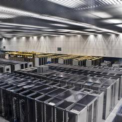 Datacenter XXXL. CERNs serverhall i Schweiz. Foto: Wikipedia Commons Lic. Kredit: Florian Hirzinger – www.fh-ap.com