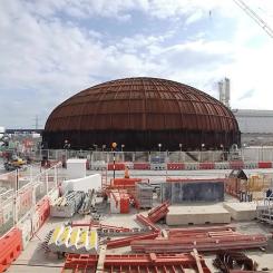 Vid det brittiska kärnkraftsbygget Hinkley Point C gjordes nästa stora ingenjörsbragd när "Big Carl", en jättekran, placerade den 245 ton tunga stålkupolen på den första reaktorbyggnaden. Den 50 meter höga turbinhallen kommer att hysa världens största Arabelle-turbin. Arbetet med att installera milslånga kablar, rör och utrustning är också i full gång. Foto: Hinkley Point Nuclear Project.