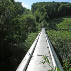 En del av Druschba-pipeline i Ukraina. Gasledningen har byggts över floden Strypa vid utkanten av Lischantsi i Butjatj-distriktet, Ternopil-regionen. "Yazlovetska Dibrova nr 2" i skogsområdet "Yazlovets", som är en naturarvsplats i Ukraina. Foto: Wikipedia Common. Kredit: Mykola Vasylechko