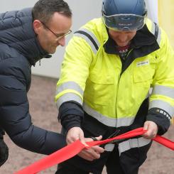 Dan Stolt, nätutvecklingschef på Nordion Energi, och Gustaf Hollander, projektledare på Vattenfall Services Nordic, inviger ställverk. Pressbild: Nordion Energi