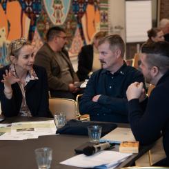 Peter Ericsson, Pajala kommun, diskuterar fjärrvärme med internationella projektpartners. Pressbild: Energikontor Norr