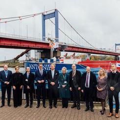 Nederländska kungen (femte från vänster) bekantar sig med ett nytt stort vätgasprojekt i tyska Duisburgs hamn. Foto:PR: Condor H2 | Port of Rotterdam