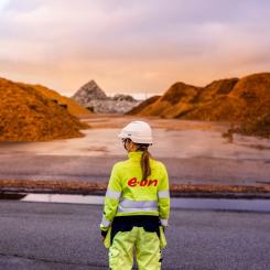 E.ONs klimatpåverkande utsläpp i Norden har minskat med cirka 38 procent sedan 2021, främst genom en omfattande utfasning av fossila bränslen i fjärrvärmeproduktionen. Samtidigt pekar företaget på att plast i avfallet nu växer fram som den största kvarvarande utsläppskällan inom energiåtervinning och efterlyser ökad återvinning, tydligare styrmedel och satsningar på koldioxidinfångning (CCS). Foto: Christian Andersson, Apelöga
