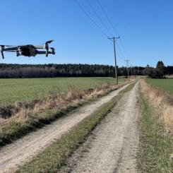 E.ONs 24 000 kilometer långa högspänningsnät ska framledes besiktas av drönare istället för helikoptrar. Tester visar att drönare minskar antalet strömavbrott samtidigt som flygningarna spar på miljö och djurliv. Foto: Lena Berglund, E.ON