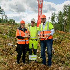 Den nya 130 kV-regionledningen mellan Vimmerby och Kisa femdubblar elnätskapaciteten. Projektet har kostat cirka 350 miljoner kronor. På bilden Johan Blom, länsstyrelsen Kalmar län, Helen Nilsson, kommunstyrelsens ordförande Vimmerby kommun, Martin Höhler, vd E.ON Energidistribution, Christer Segerstéen, kommunalråd Kinda kommun och Jenny Knuthammar, länsstyrelsen Östergötlands län. Foto: Roger Nellsjö