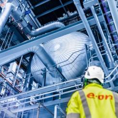 E.ON och entreprenören Akea genomför nu alla nya fjärrvärmeprojekt i Malmö med fossilfria maskiner och transporter. Genom att använda det förnybara drivmedlet HVO100 minskar koldioxidutsläppen kraftigt redan i byggskedet. Foto: Christian Andersson, Apelöga