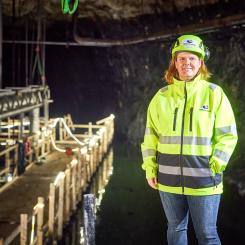 Lisa Granström i bergrummet, i ett av de tre skepp som det inte längre går att komma in i. Det är nu förslutet och fyllt med 100 000 kubikmeter 95-gradigt vatten. Pressbild: Mälarenergi