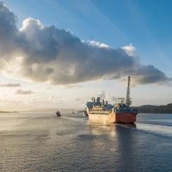 Fartyget Johan Castberg på väg till Barents hav. Bilden är tagen i Langenuensundet söder om Bergen, Norge.
Drönarfoto: Øyvind Gravås & Eirin Lillebø / Equinor