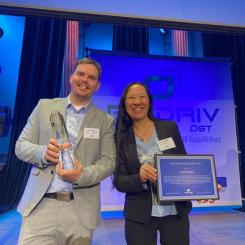 Erik Nordell och Anna Lövsén som precis tagit emot priset Foto: Tekniska verken