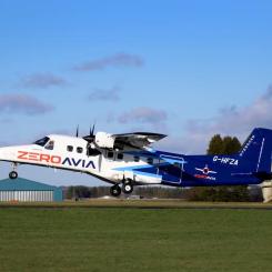 Ett Dornier 228-flygplan utrustat med ZeroAvias bränslecellsbaserade eldrivsystem under en testflygning. Foto: ZeroAvia