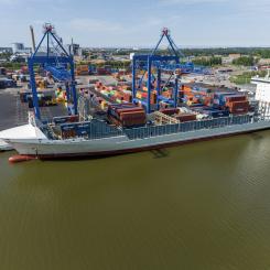 I Norrköpings hamn innebär E-MAR att fem nya landströmsanslutningar installeras. Det skapar möjlighet för fler fartyg att slå av sina dieselmotorer och därmed sänka utsläppen direkt i ett område som ligger nära stadens bebyggelse. Foto: Norrköpings hamn