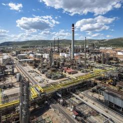 Den planerade anläggningen låg bara tio kilometer från Repsols raffinaderikomplex i Puertollano (bilden), och bolaget var också tänkt att bli den enda köparen av den producerade vätgasen. Transporten av vätgasmolekylerna skulle ha skett via en särskild rörledning direkt till raffinaderiet.  Foto: Repsol - Europa Press