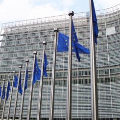 Europeiska Kommissionens högkvarter i Bryssel. Kommissionen ska först granska stödpaketets lämplighet och proportionalitet. Foto: Creative Commons lic. Pixabay