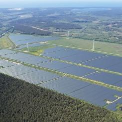 Projektet har utvecklats genom European Energys lettiska dotterbolag Stelo Orienta och finansierats med stöd från bland annat Nordic Investment Bank (NIB), Luminor Bank och tyska NORD/LB. Finansieringen uppgavs tidigare uppgå till omkring 68 miljoner euro. Foto: European Energy.