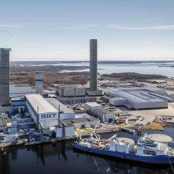 Den befintliga kabelfabriken i Karlskrona räcker inte till. Nu byggs ett nytt högt torn, men snart ska även en helt ny fabrik stå färdig. På kajen närmast fartyget ser du ett antal gula kabelrullar som ska lastas ombord för utläggning. Bild: NKT.