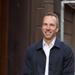 Emil Berggren, gruppchef och ansvarig för fjärrvärme på Energiföretagen, tror att en sänkt energiskatt för elpannor och värmepumpar i fjärrvärmeverksamhet skulle göra mycket för att främja diversifierad produktion. Foto: Energiföretagen