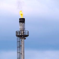 Oljeflamma vid raffinaderi. Foto: Creative Commons Lic. Kredit: Ratfink1973