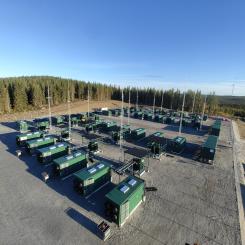 Batteriet Isbillen består av 36 stycken 20-fotscontainrar med batterier, 2 stycken 40-fotscontainrar med ställverk och en 40-fotscontainer för SCADA och reservdelar. Just nu räcker den lagrade energin en timme vid full uteffekt, men ytan och den elektriska utrustningen är utformade så att man ska kunna bygga ut batteriet med lika många containrar till, till ett 2-timmarsbatteri. Bild: Neoen.