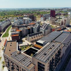 LKF:s huvudkontor och LKP:s parkeringshus Aurora på Brunnshög har ett stort antal solpaneler på taket. Nu ska el delas mellan fastigheterna genom projektet EnergyNet. Pressbild: Lunds kommun