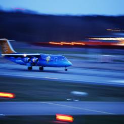 Eftersom det inte är möjligt för piloter som använder sig av utrustning för mörkerseende att se ljuset från LED-baserade flyghinderljus har Transportstyrelsen valt att ställa skärpta krav på att flyghinderljus baserade på LED-teknik utöver synligt ljus också ska utstråla infrarött ljus inom ett våglängdsområde som är synligt med utrustning för mörkerseende. Foto: Transportstyrelsen/Jacob Sjöman