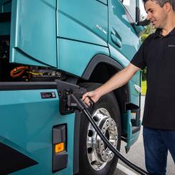 Trots innovationer som dessa fortsätter elnätskapaciteten att vara ett problem, särskilt för storskaliga installationer som behövs för tung godstrafik. Tunga elektriska lastbilar, som kräver mycket kraft för att ladda snabbt, riskerar att öka belastningen på elnätet ytterligare. Foto: Neste