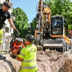 Henrik Axelsson och Linus Porsche arbetar med att dra ny kabel för att bland annat förstärka driftsäkerheten på CSK i Kristianstad. Foto: C4 Energi