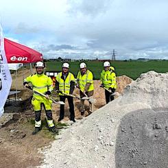 Victor Baum, Craftor, Patrik Källåker, Alfa Laval, Torkild Strandberg, KSO Landskrona och Peter Hjalmar, E.ON tar det första spadtaget för E.ONs nya transformatorstation. Stationen ska lägga grunden för för nya företagsetableringar, fler arbetstillfällen och ett starkare näringsliv i Landskrona. Investeringen motsvarar 150 miljoner kronor. Foto: Jakob Skarphagen, E.ON